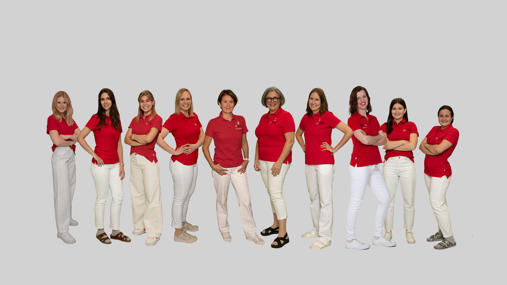 Team der „Apotheke am Mitterweg“ in roten Shirts und weißen Hosen posiert gemeinsam.